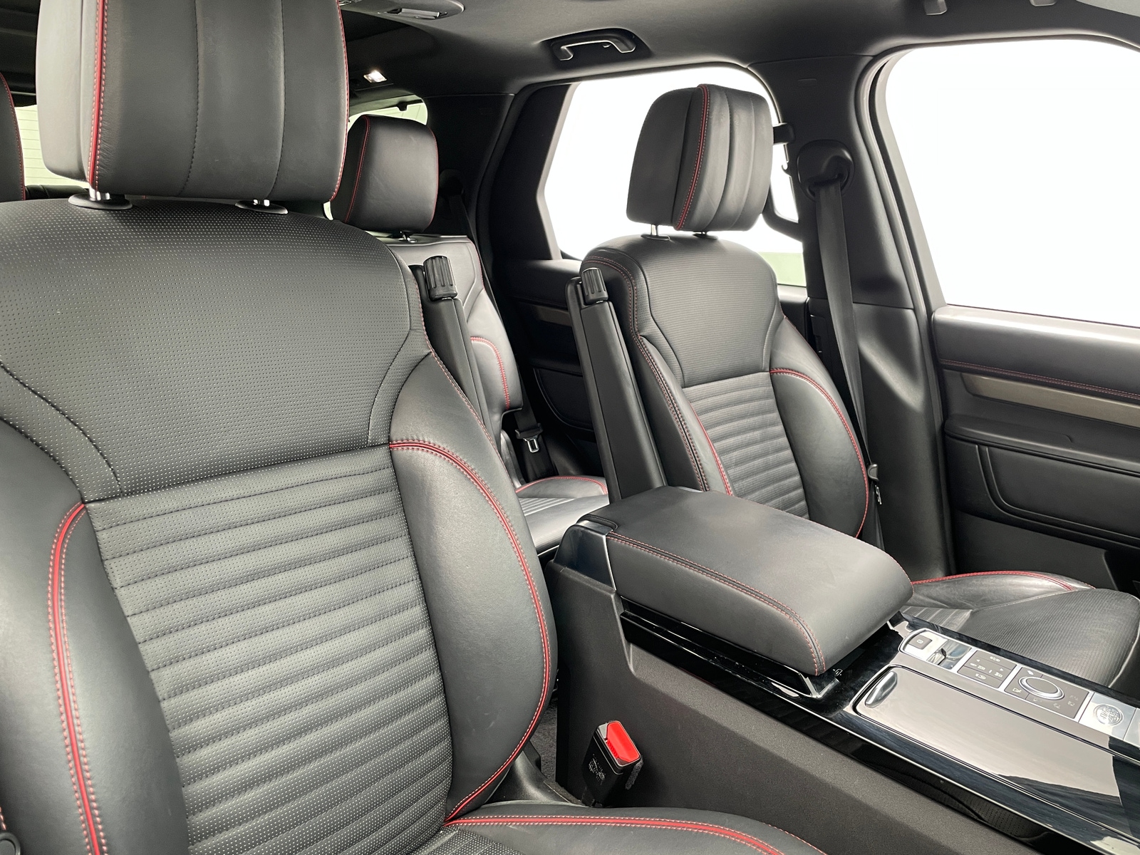 Thumbnail: 2020 Land Rover Discovery - 2
