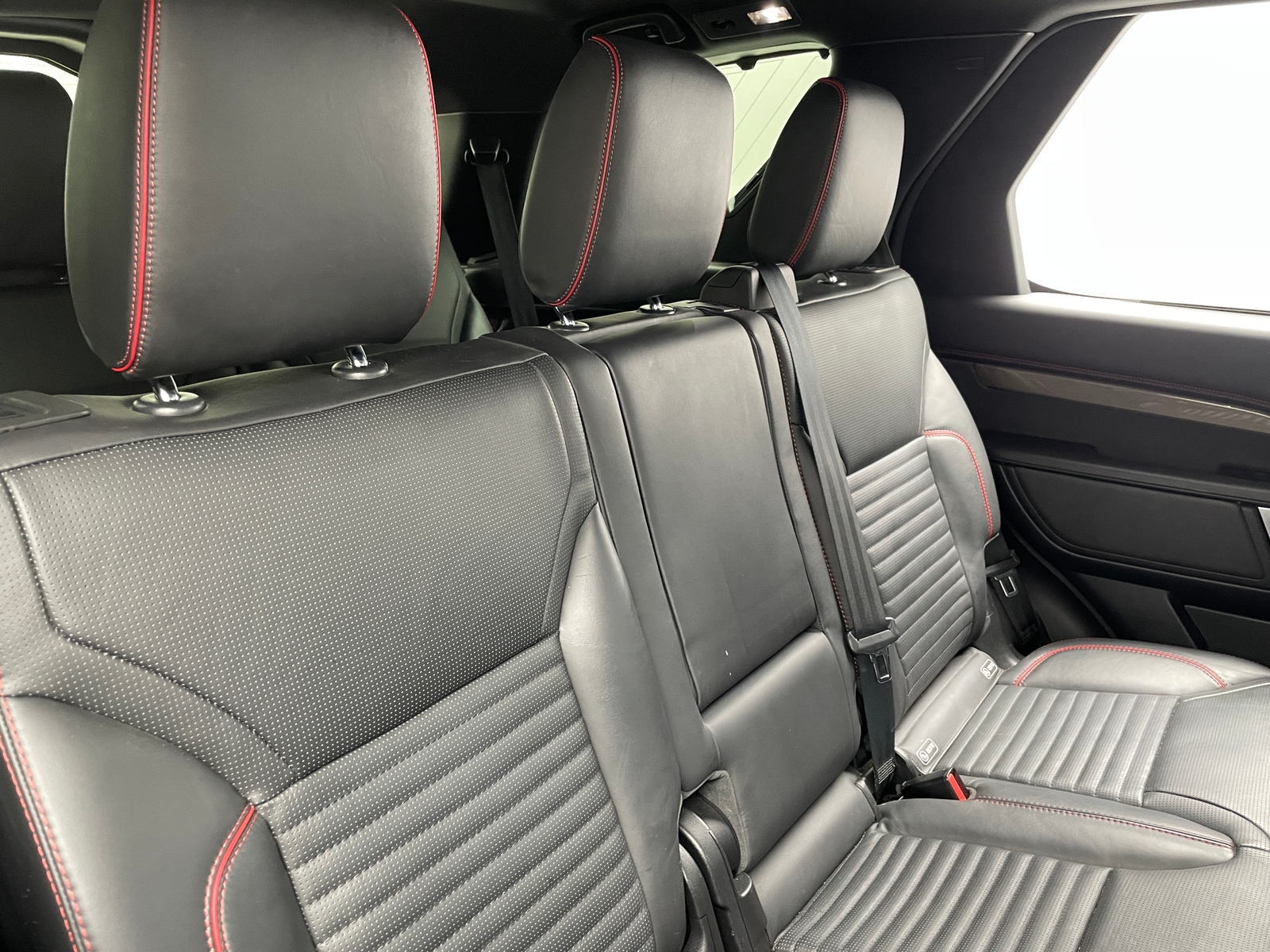 Thumbnail: 2020 Land Rover Discovery - 6