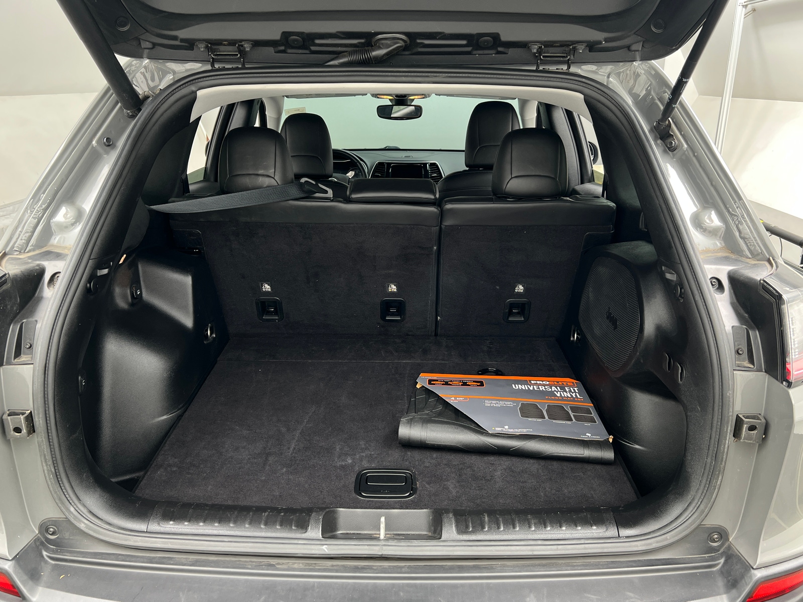 Thumbnail: 2019 Jeep Cherokee - 6