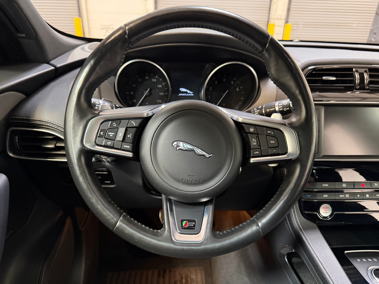Thumbnail: 2017 Jaguar F-Pace - 4