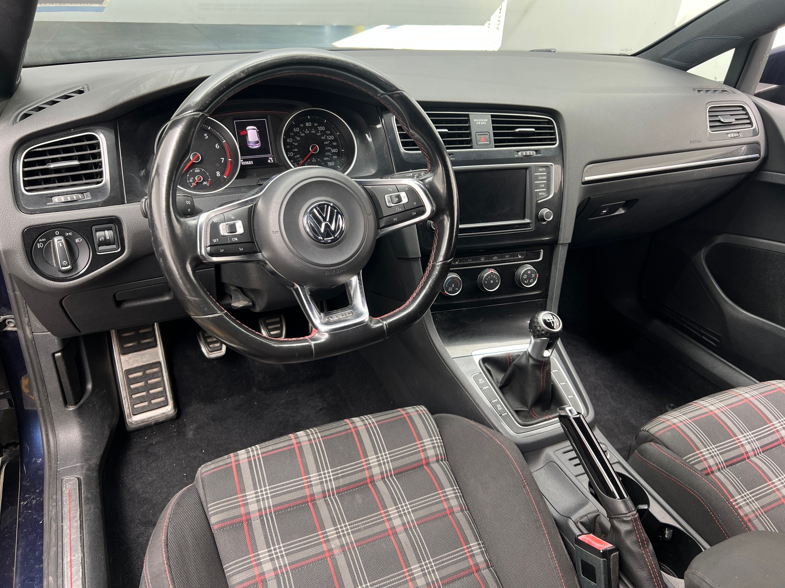 Thumbnail: 2016 Volkswagen Golf - 3