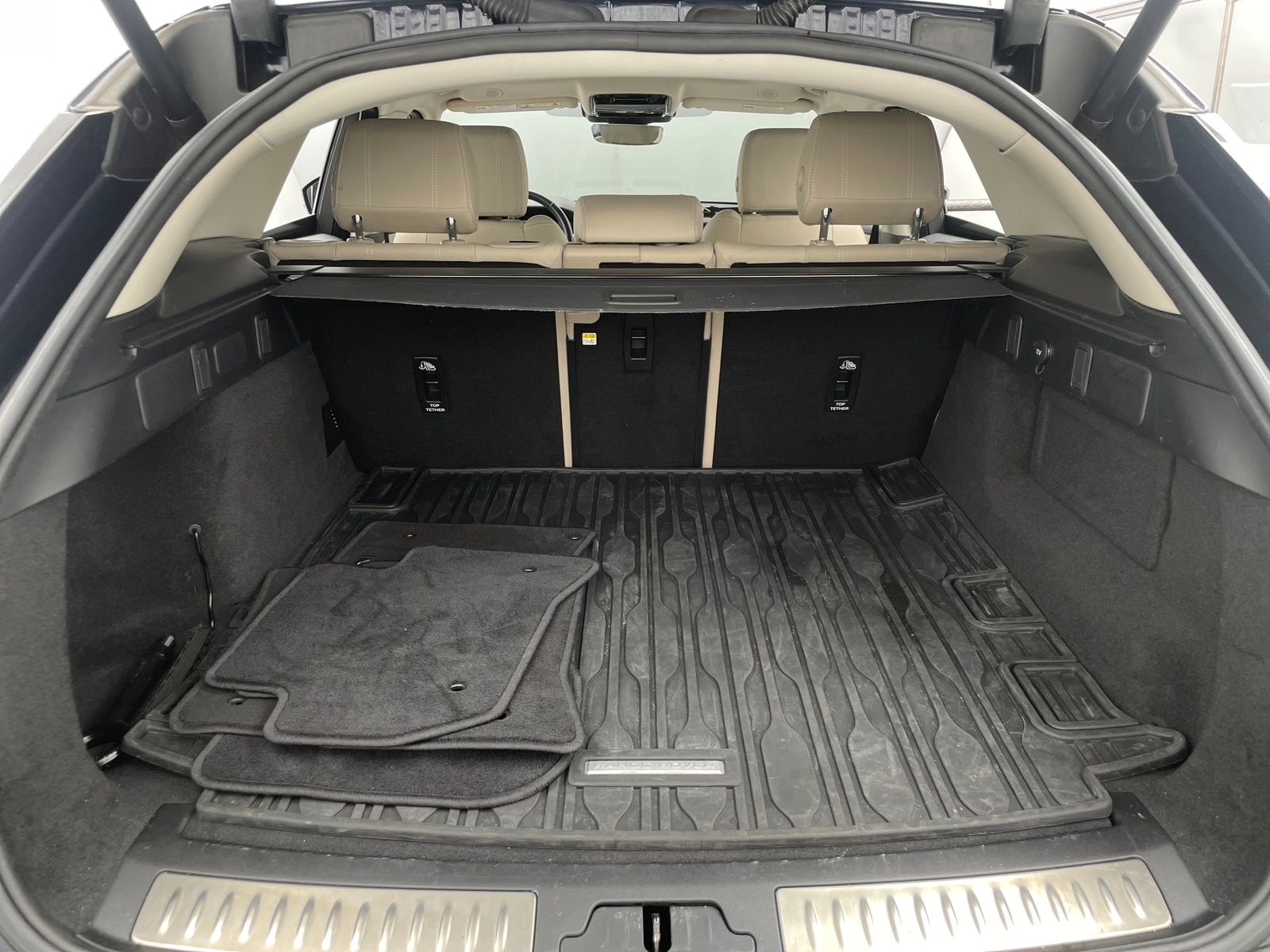 Thumbnail: 2021 Land Rover Range Rover Velar - 6
