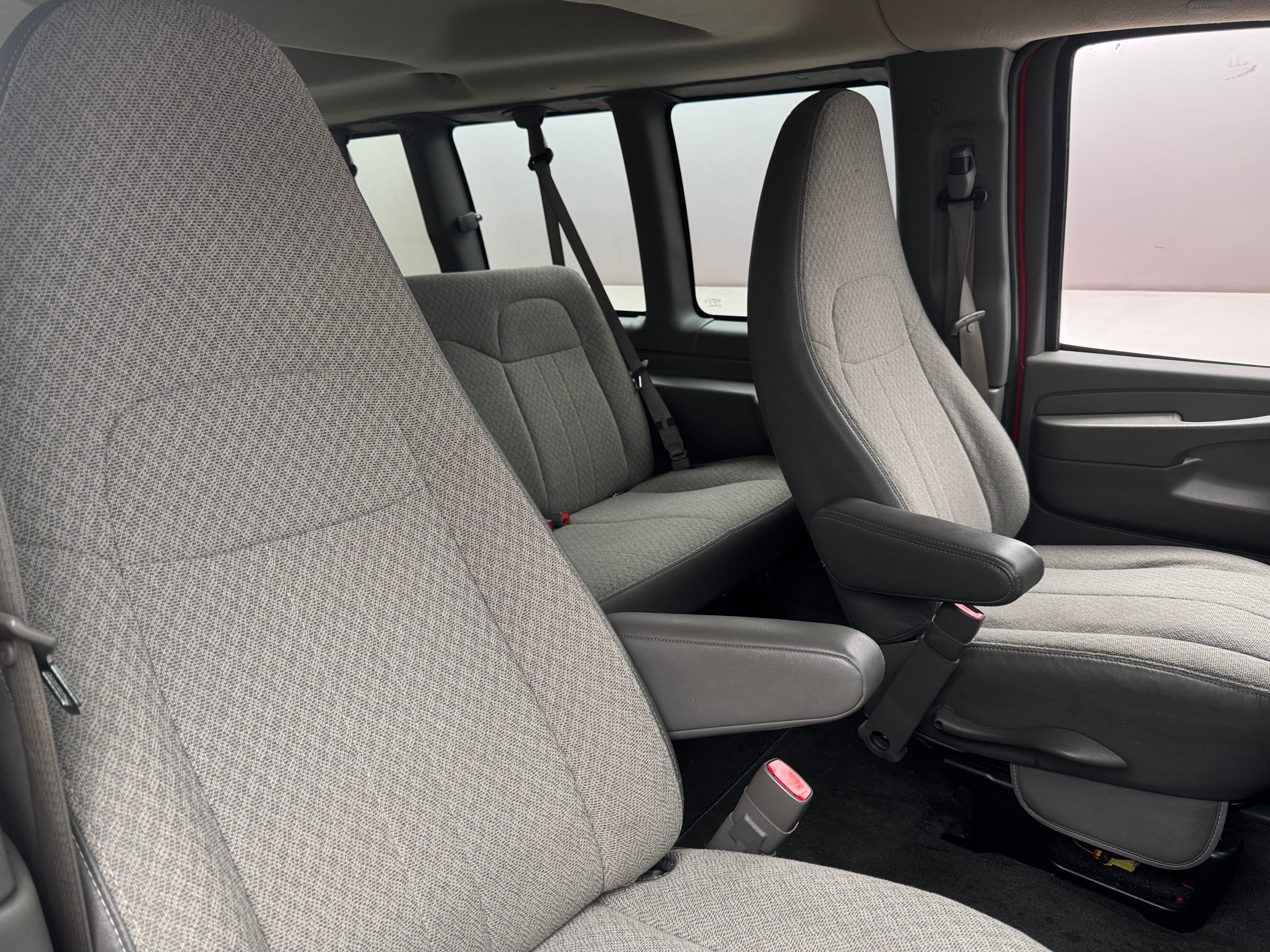 2011 Chevrolet Express LS - Photo 3