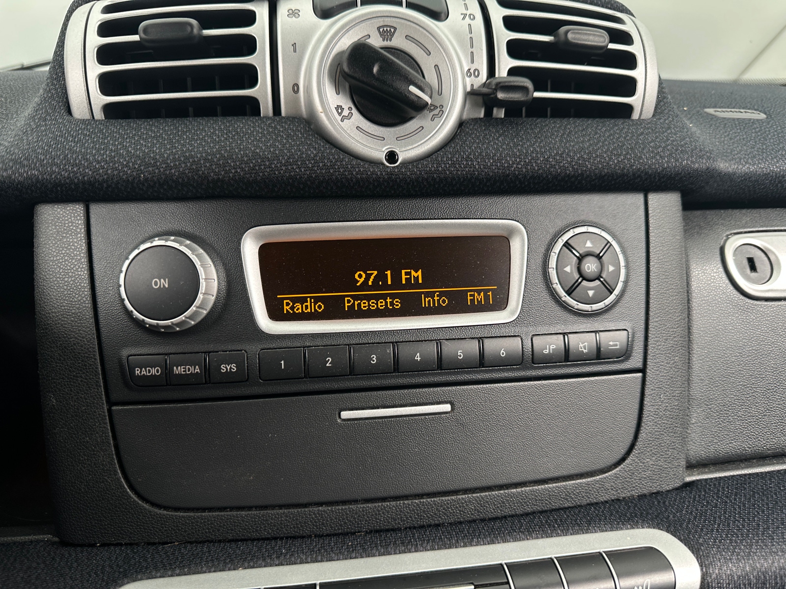 Thumbnail: 2012 smart fortwo - 3