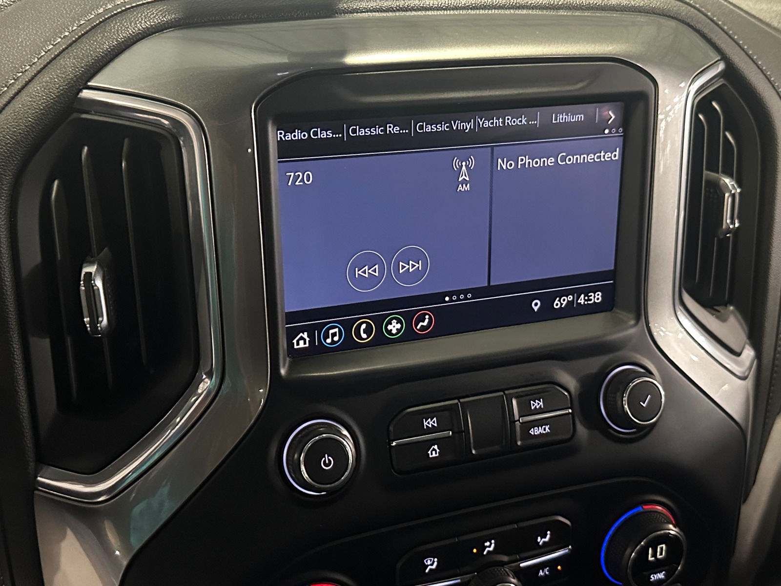 Thumbnail: 2019 Chevrolet Silverado 1500 - 3
