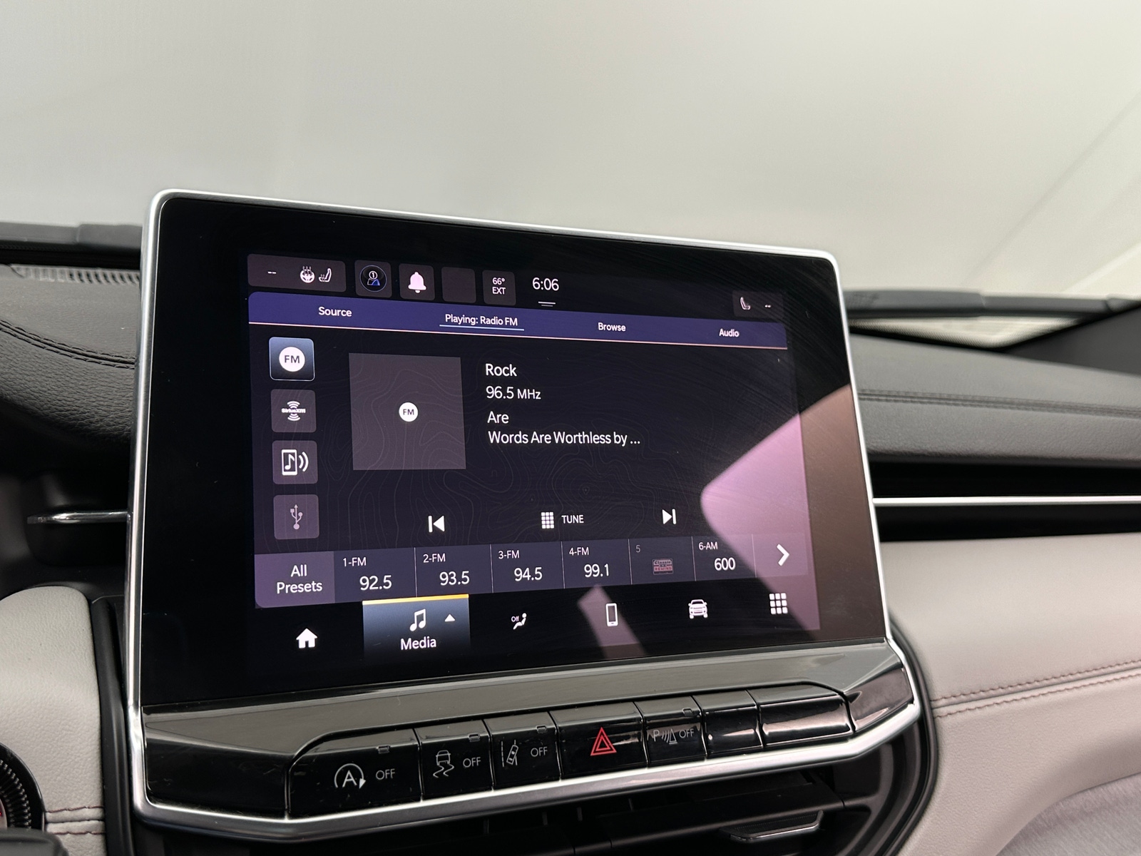 Thumbnail: 2024 Jeep Compass - 3