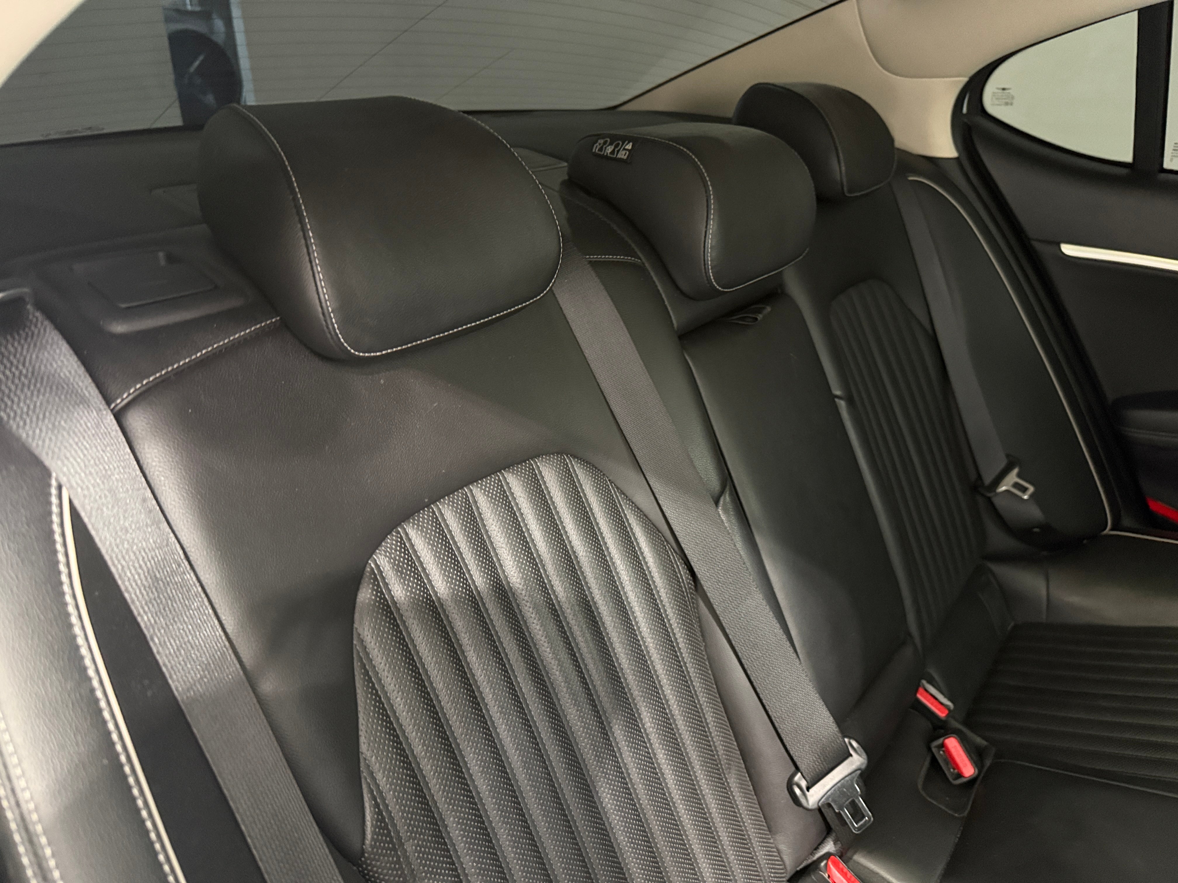 2022 GENESIS G70 Standard - Photo 4
