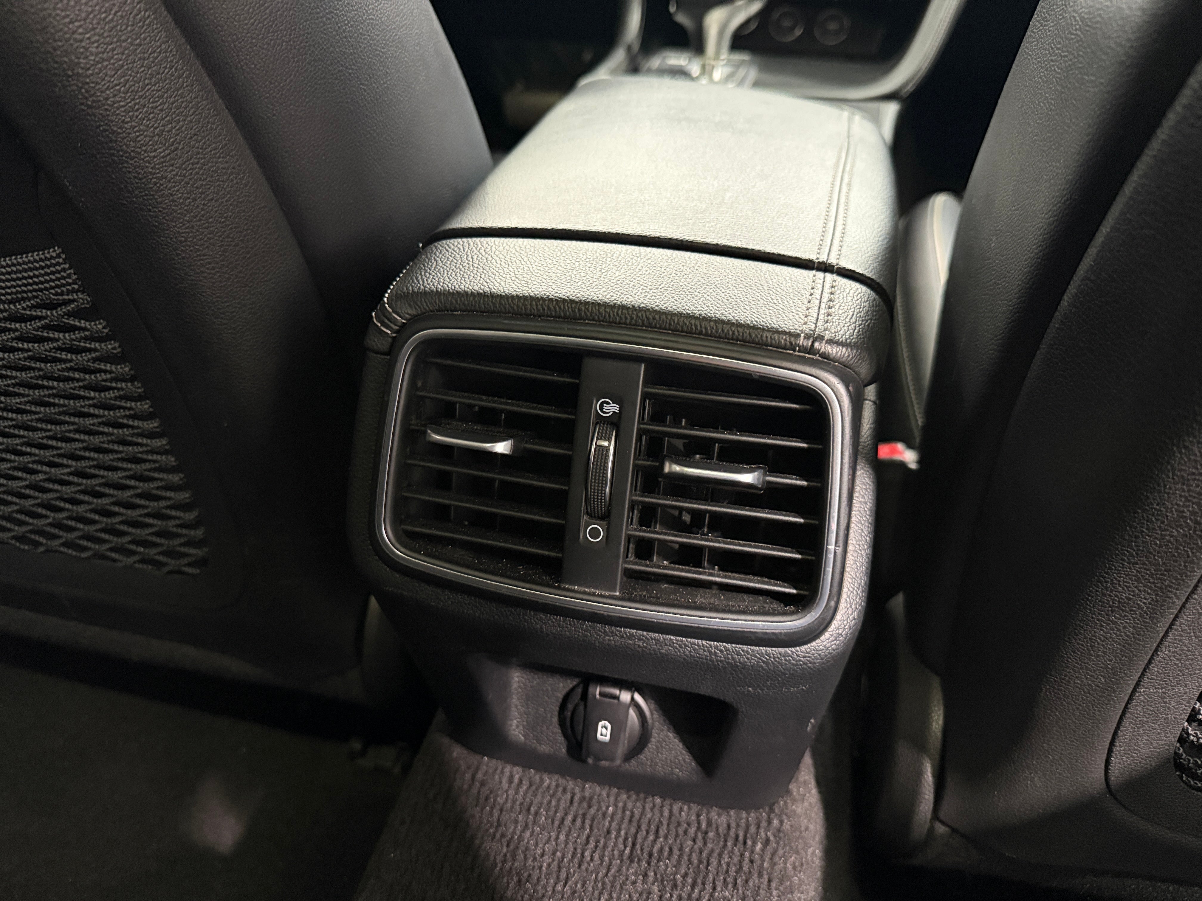 2022 GENESIS G70 Standard - Photo 2