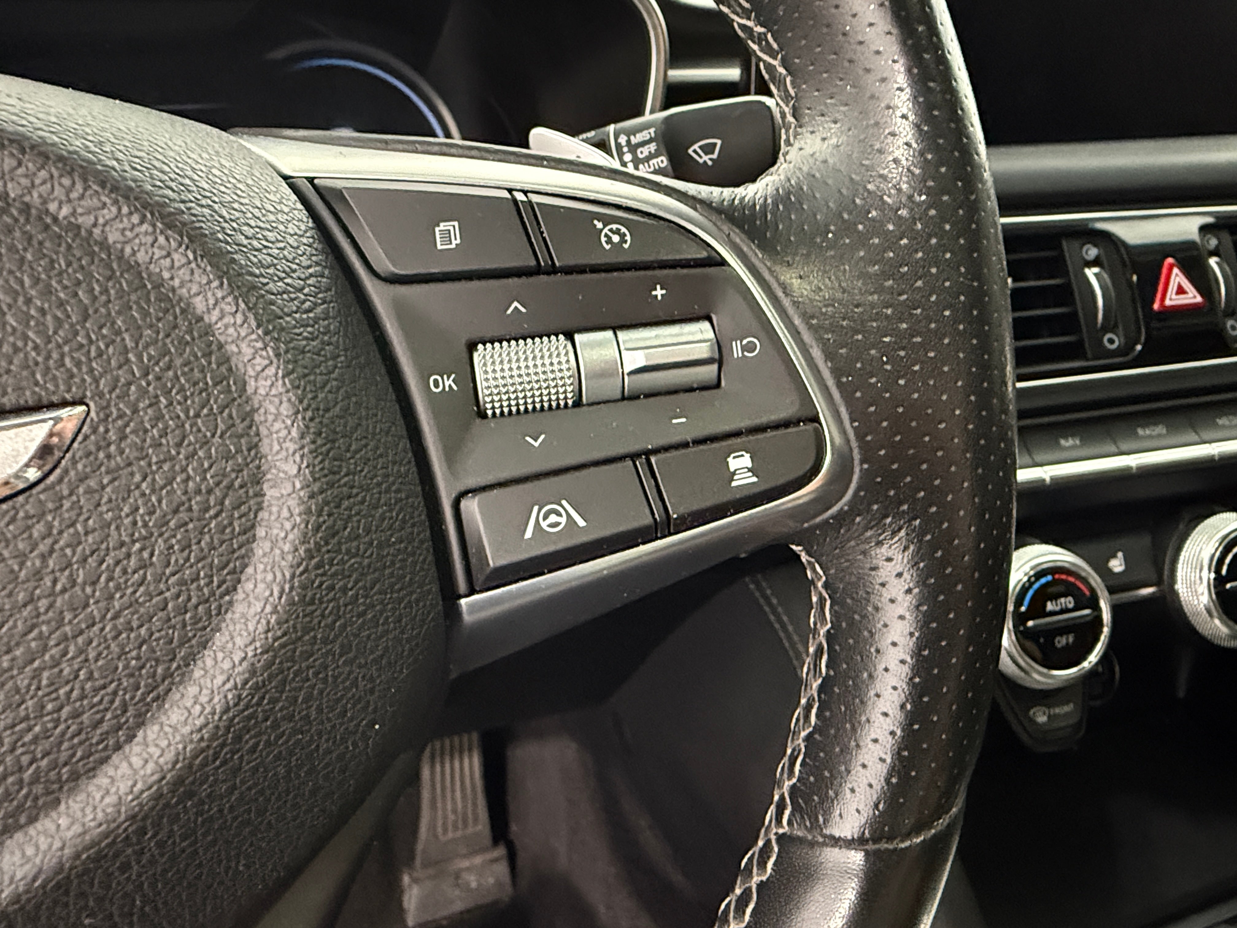 2022 GENESIS G70 Standard - Photo 13