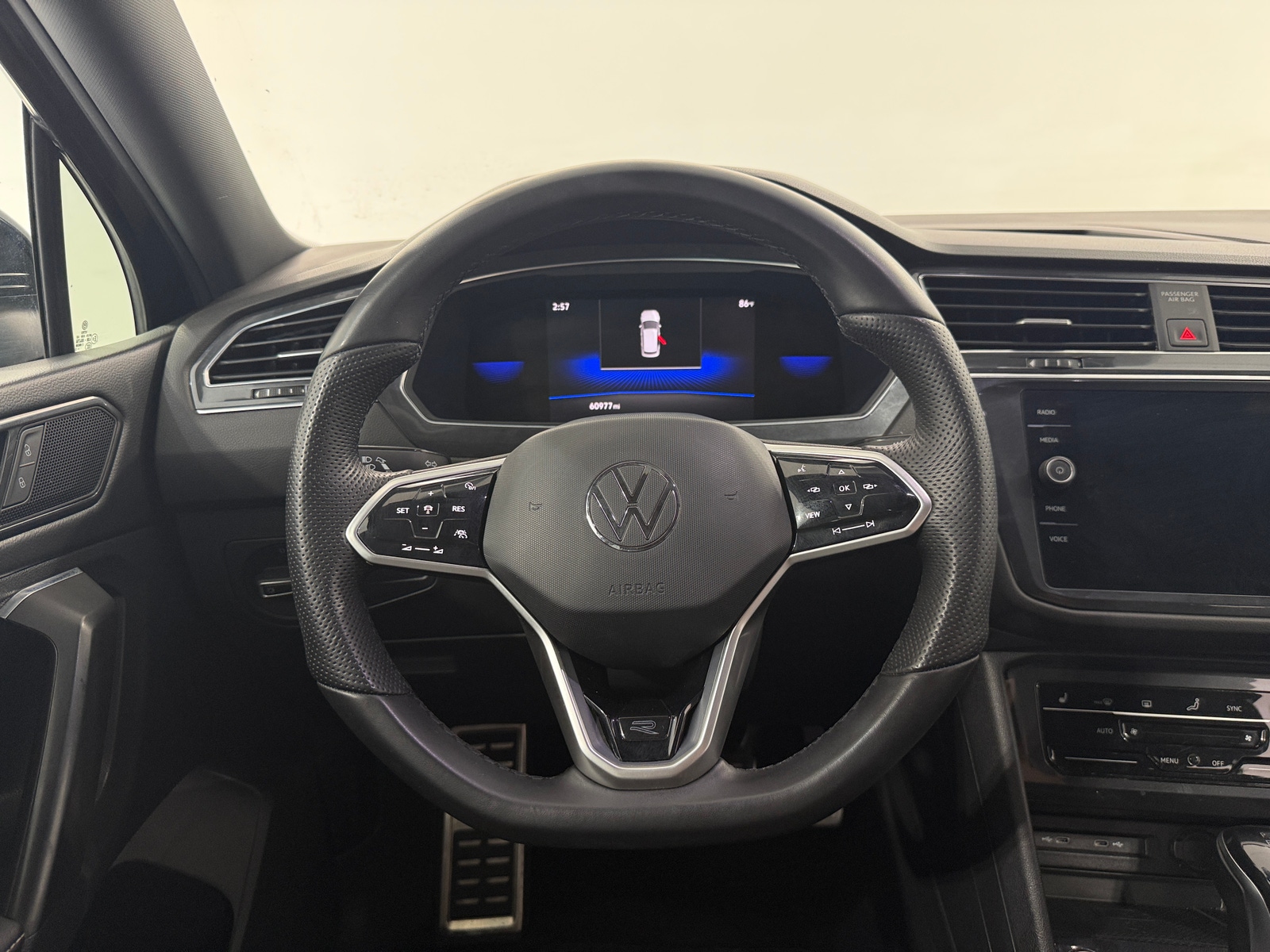 Thumbnail: 2022 Volkswagen Tiguan - 4