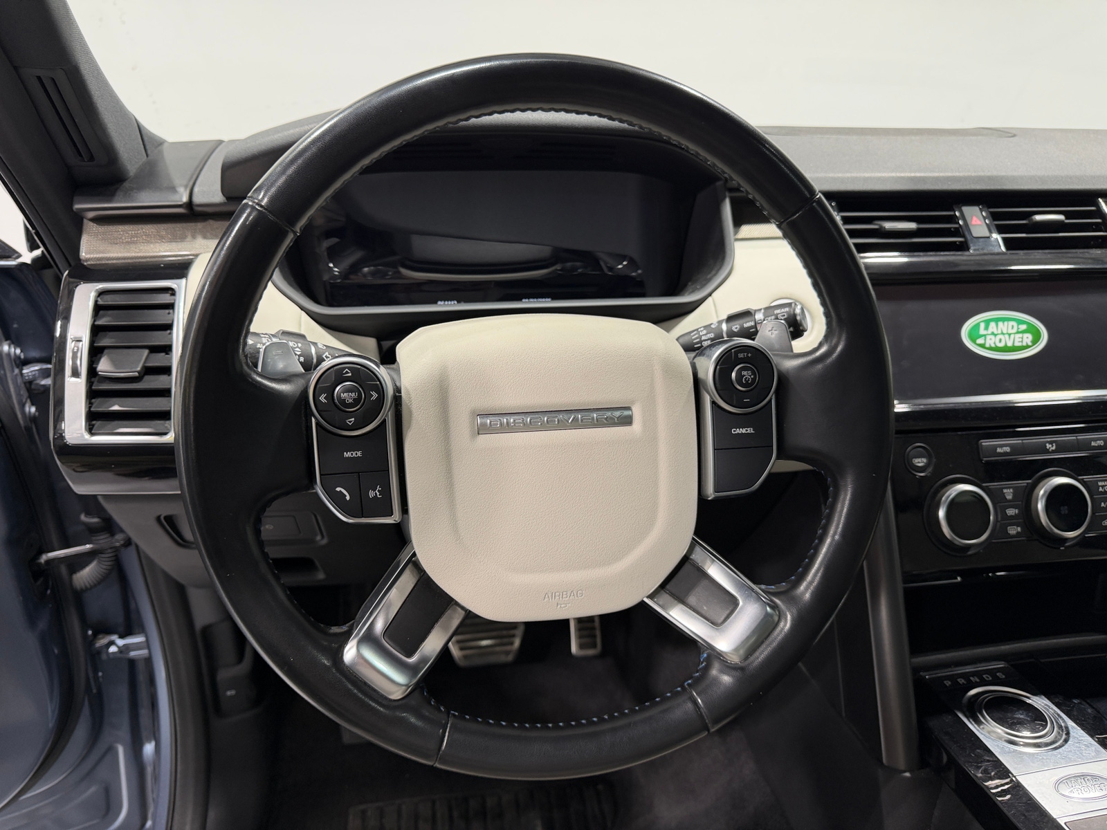 Thumbnail: 2018 Land Rover Discovery - 4