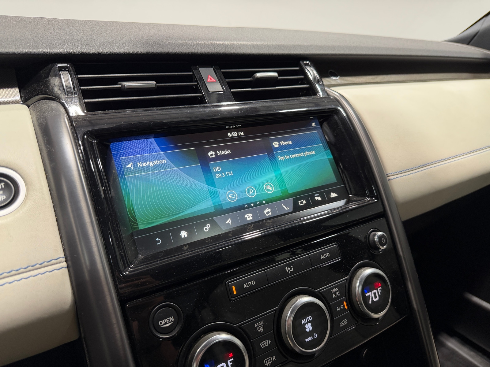 Thumbnail: 2018 Land Rover Discovery - 3