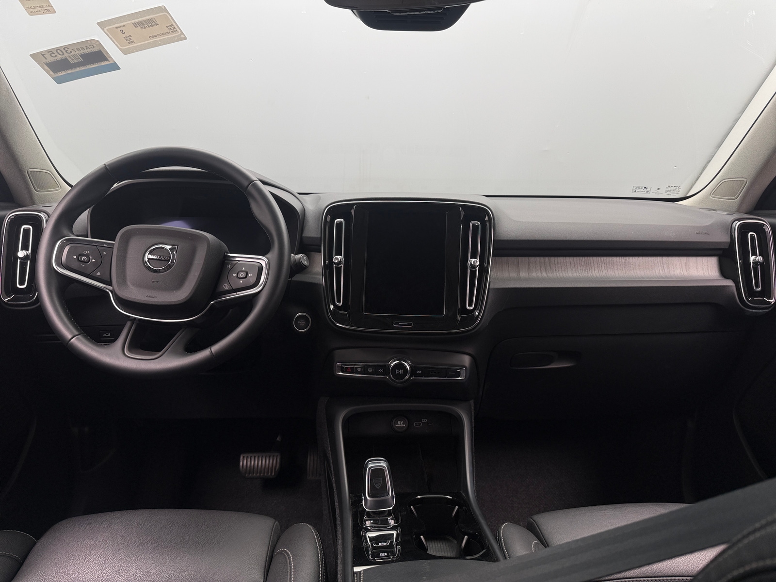 Thumbnail: 2026 Volvo XC40 - 2