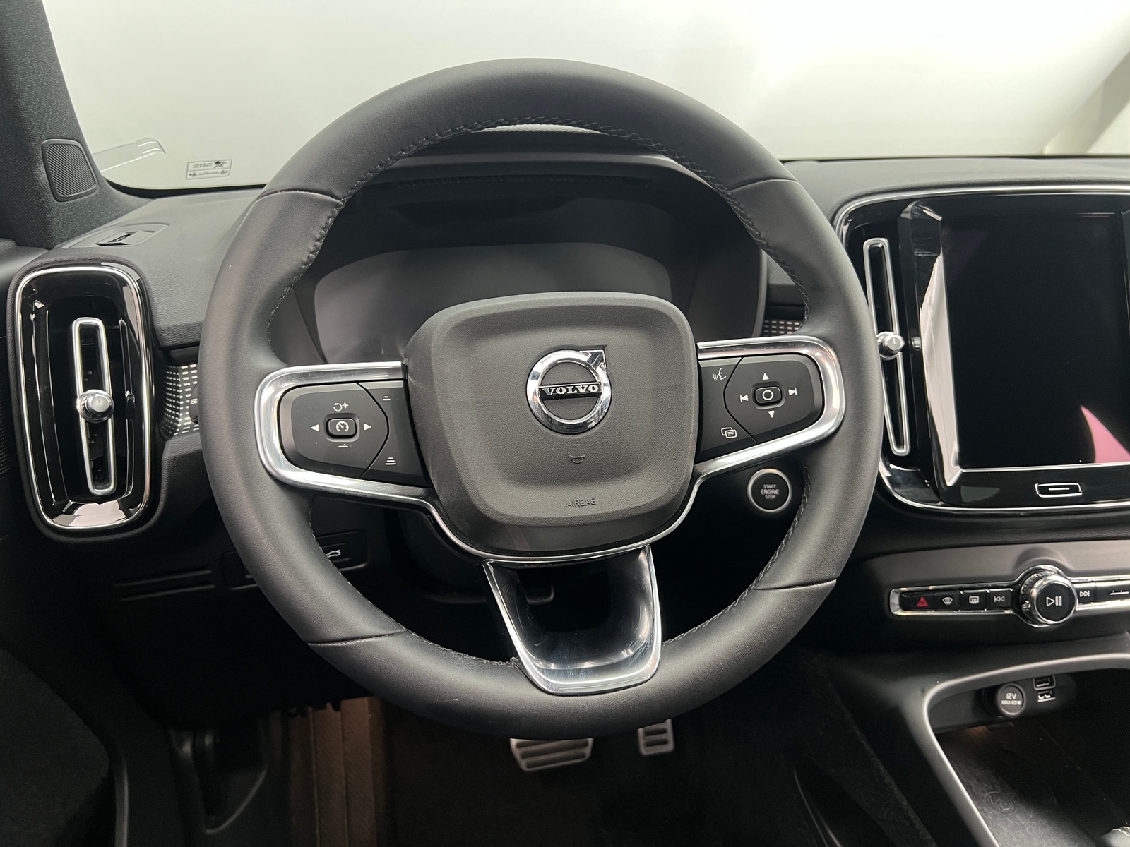 Thumbnail: 2022 Volvo XC40 - 4