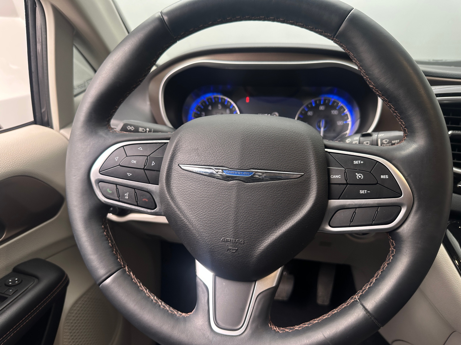Thumbnail: 2017 Chrysler Pacifica - 4