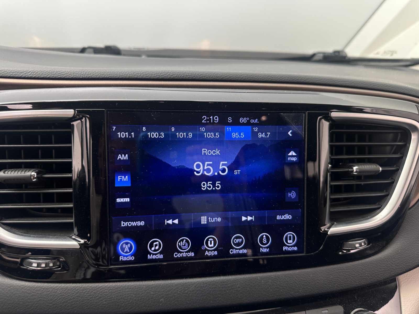 Thumbnail: 2017 Chrysler Pacifica - 3