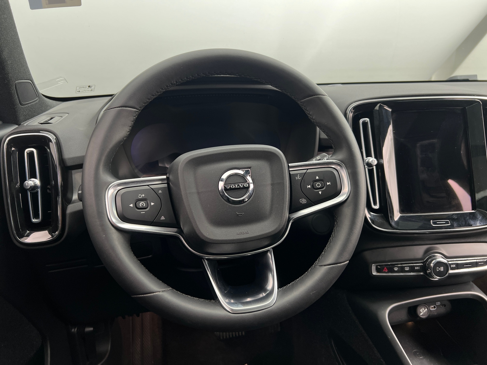 Thumbnail: 2023 Volvo XC40 - 4