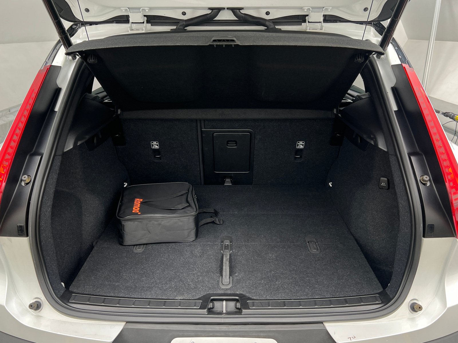 Thumbnail: 2023 Volvo XC40 - 6