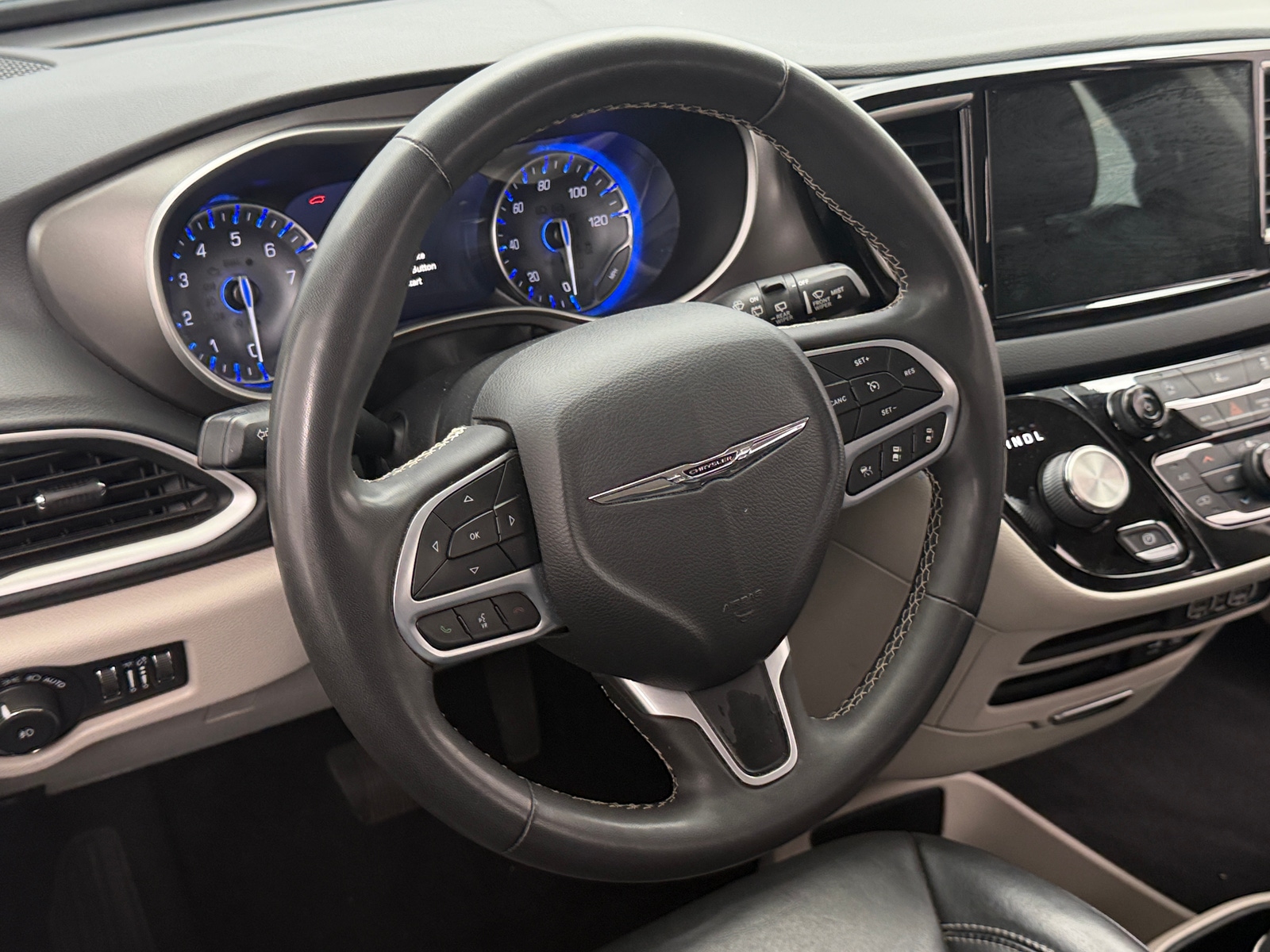Thumbnail: 2022 Chrysler Pacifica - 4