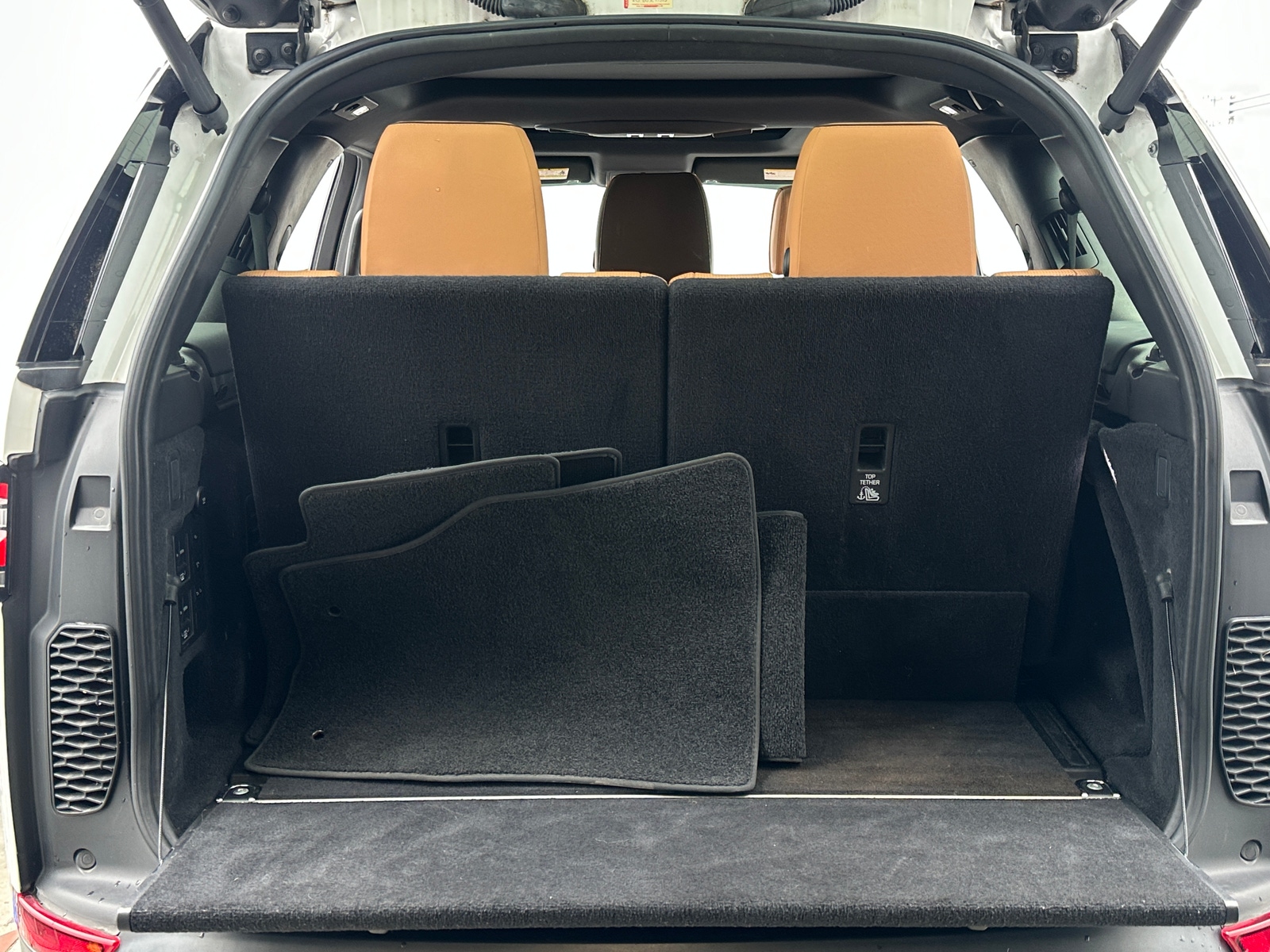 Thumbnail: 2018 Land Rover Discovery - 6