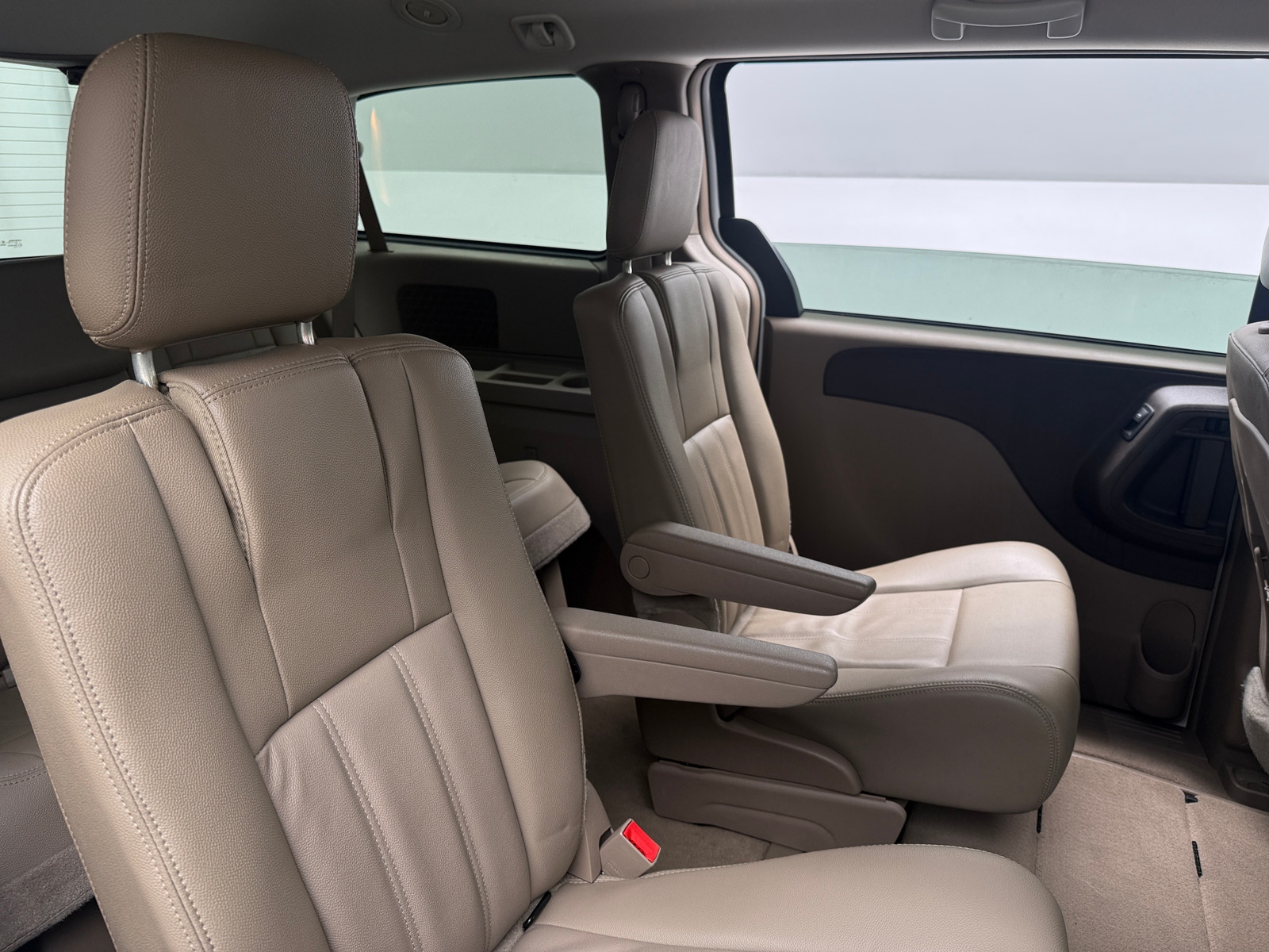 Thumbnail: 2016 Chrysler Town & Country - 5