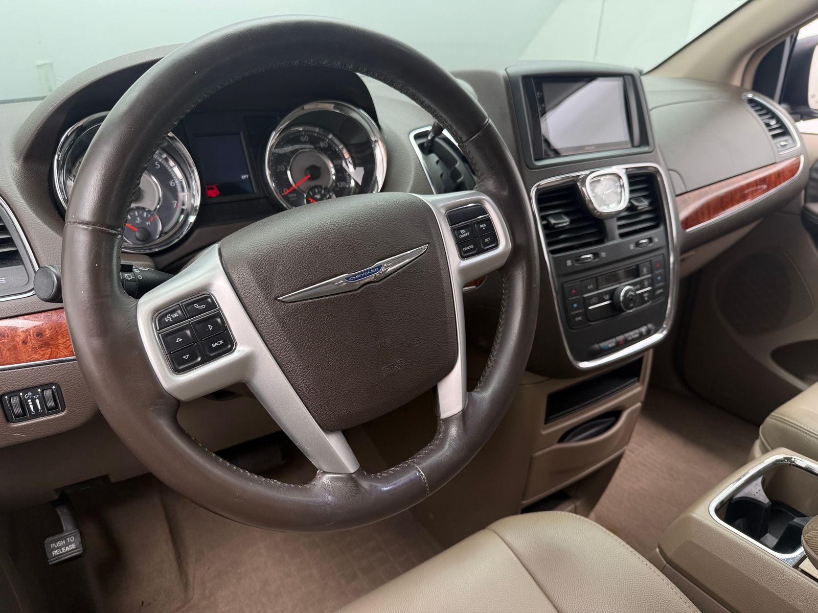 Thumbnail: 2016 Chrysler Town & Country - 4