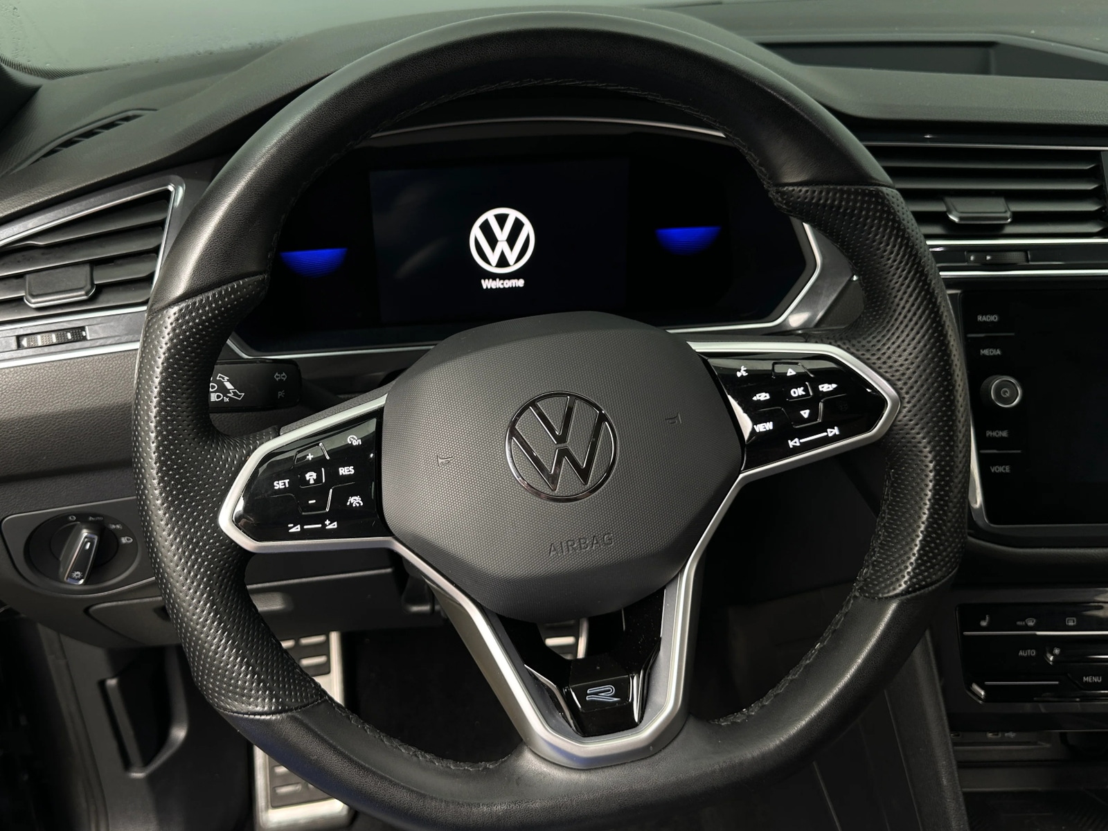 Thumbnail: 2023 Volkswagen Tiguan - 4