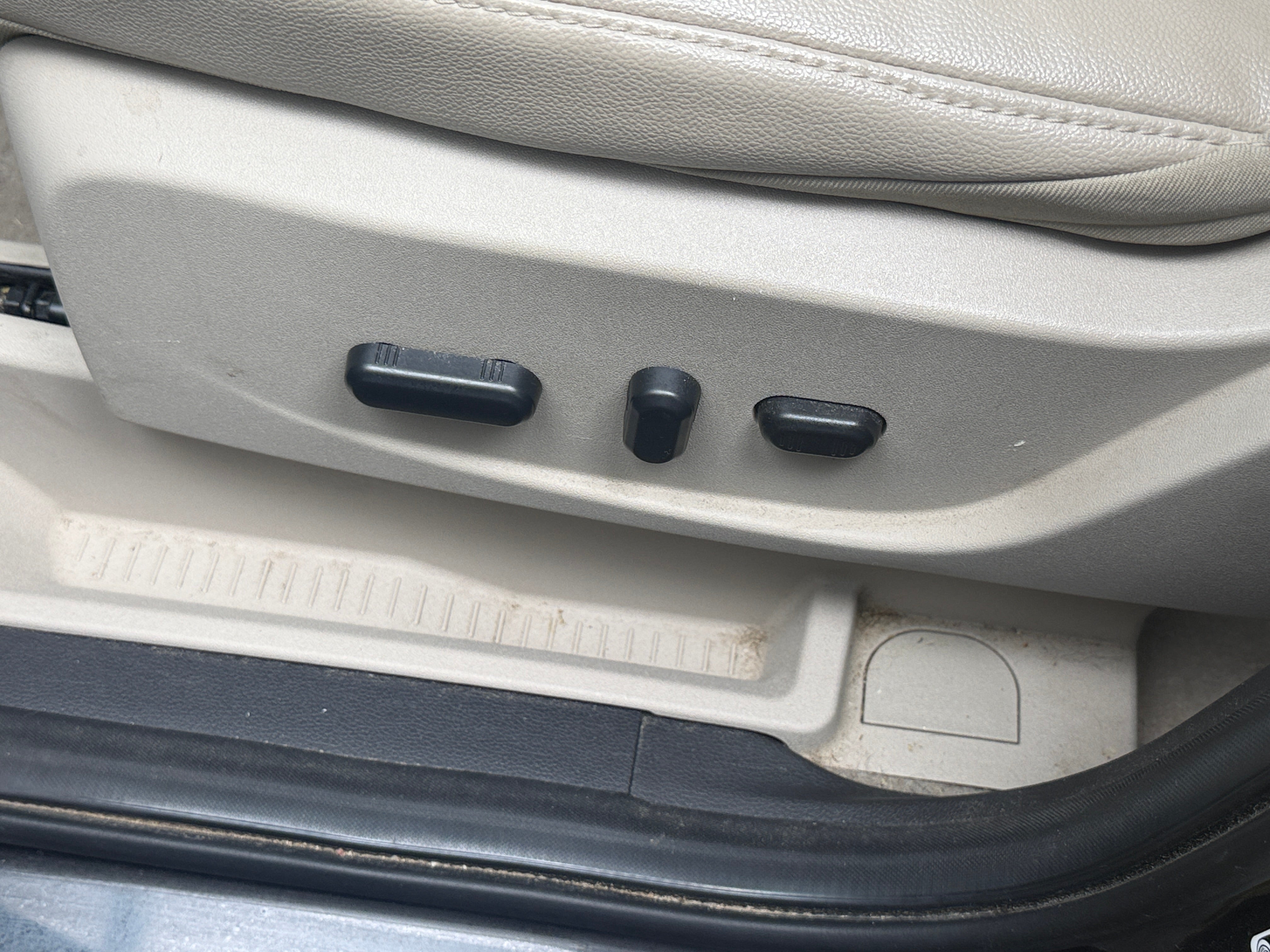 Used 2015 Ford Escape SE with VIN 1FMCU9GX8FUA07204 for sale in Pewaukee, WI