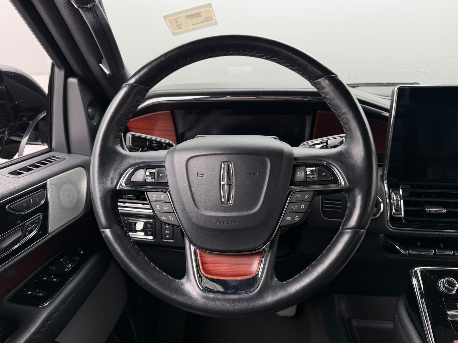 Thumbnail: 2023 Lincoln Navigator L - 4