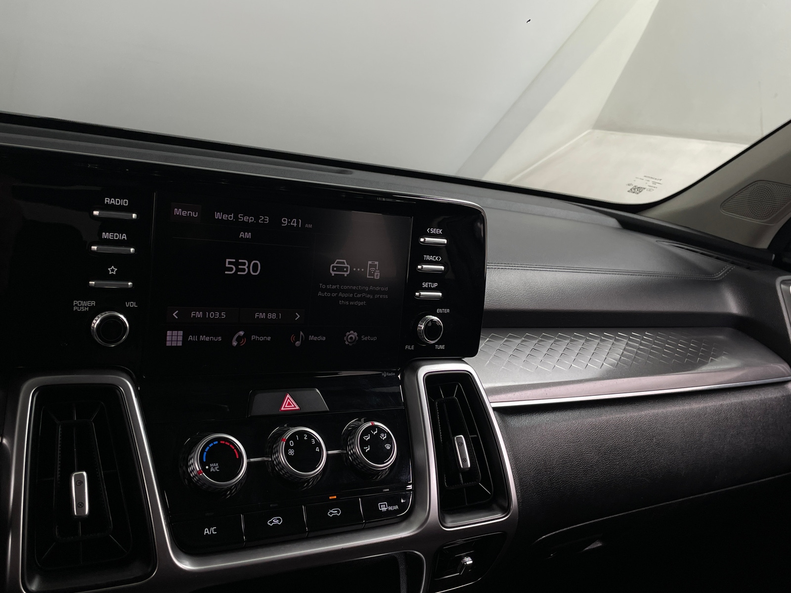 Thumbnail: 2023 Kia Sorento - 4