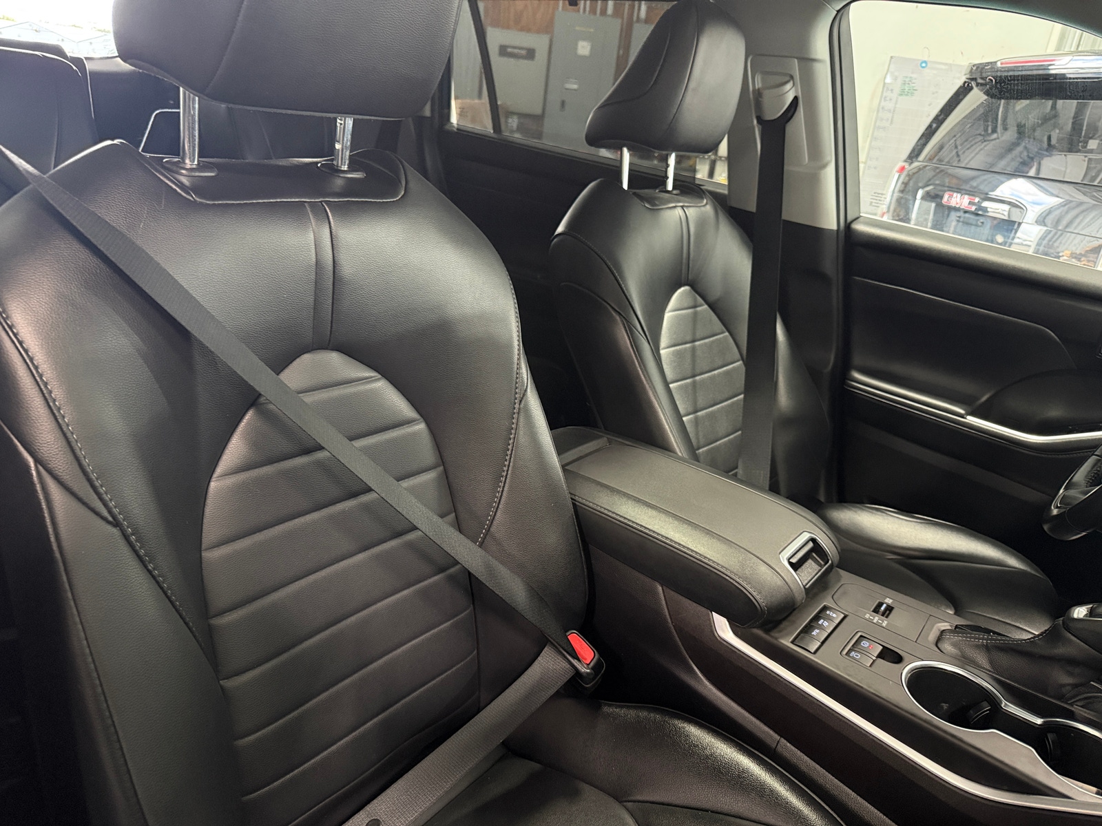 Thumbnail: 2022 Toyota Highlander - 2