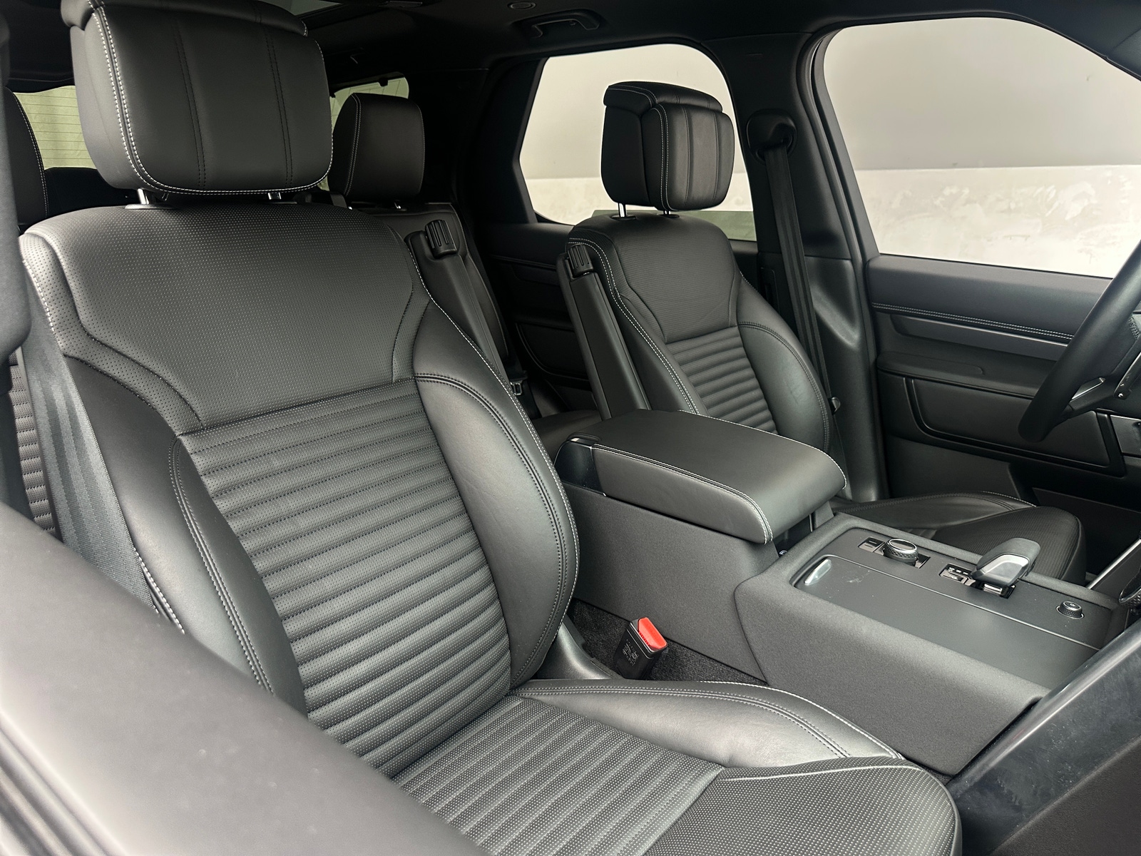Thumbnail: 2025 Land Rover Discovery - 2