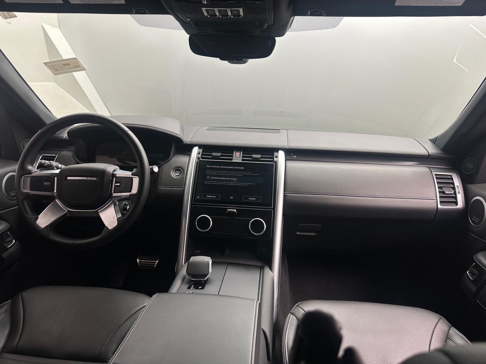 Thumbnail: 2025 Land Rover Discovery - 3