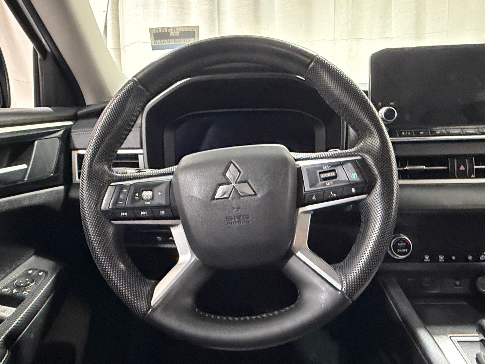 Thumbnail: 2023 Mitsubishi Outlander - 4