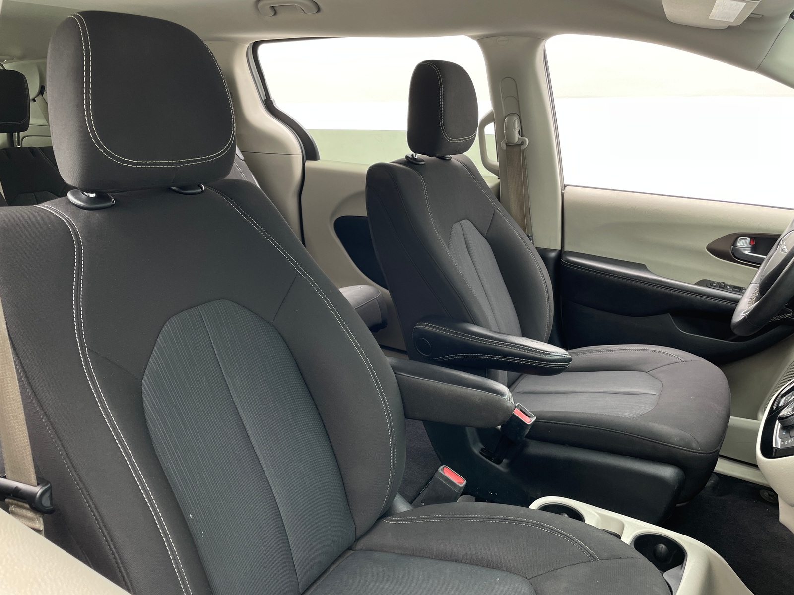 Thumbnail: 2022 Chrysler Voyager - 2