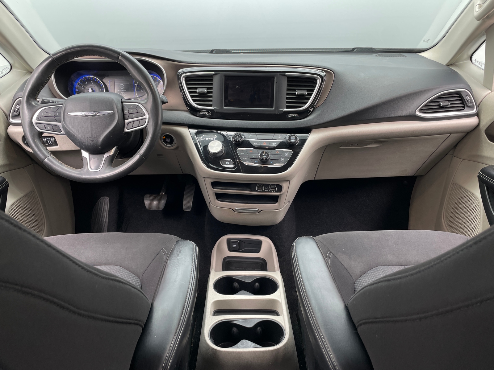 Thumbnail: 2022 Chrysler Voyager - 3