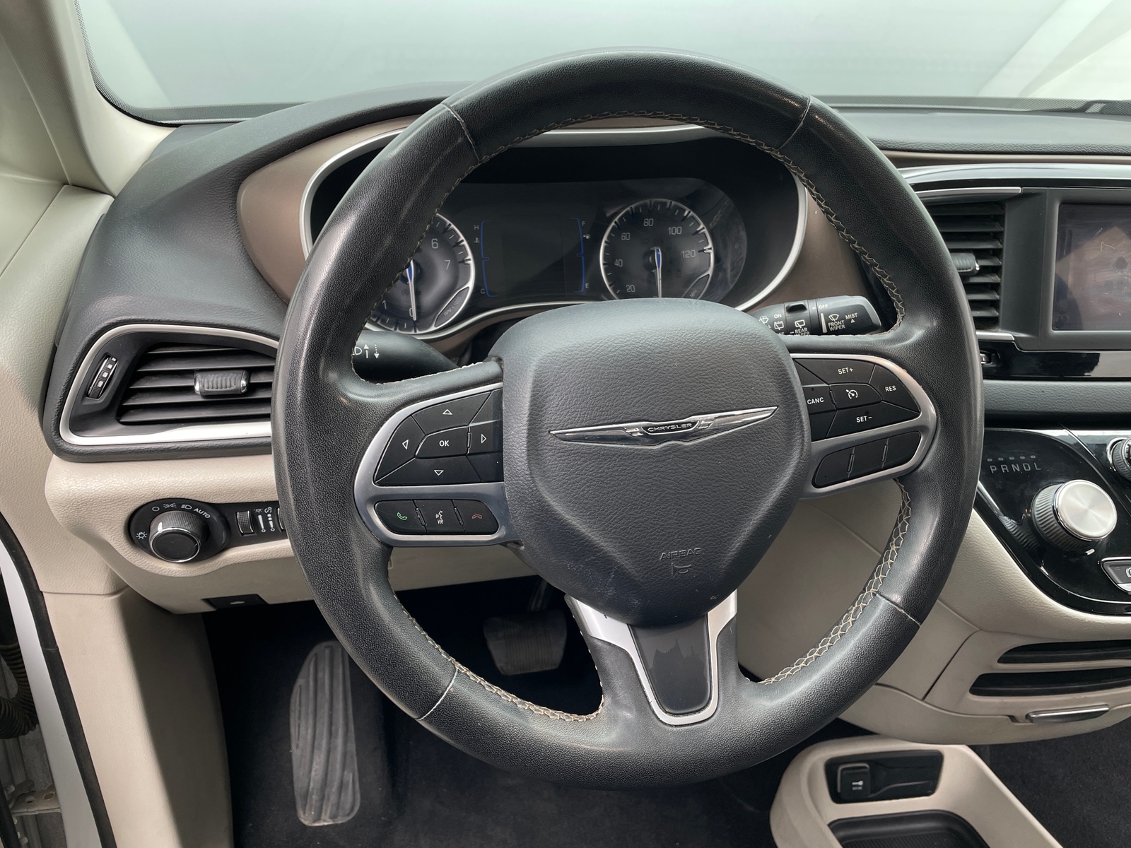 Thumbnail: 2022 Chrysler Voyager - 5