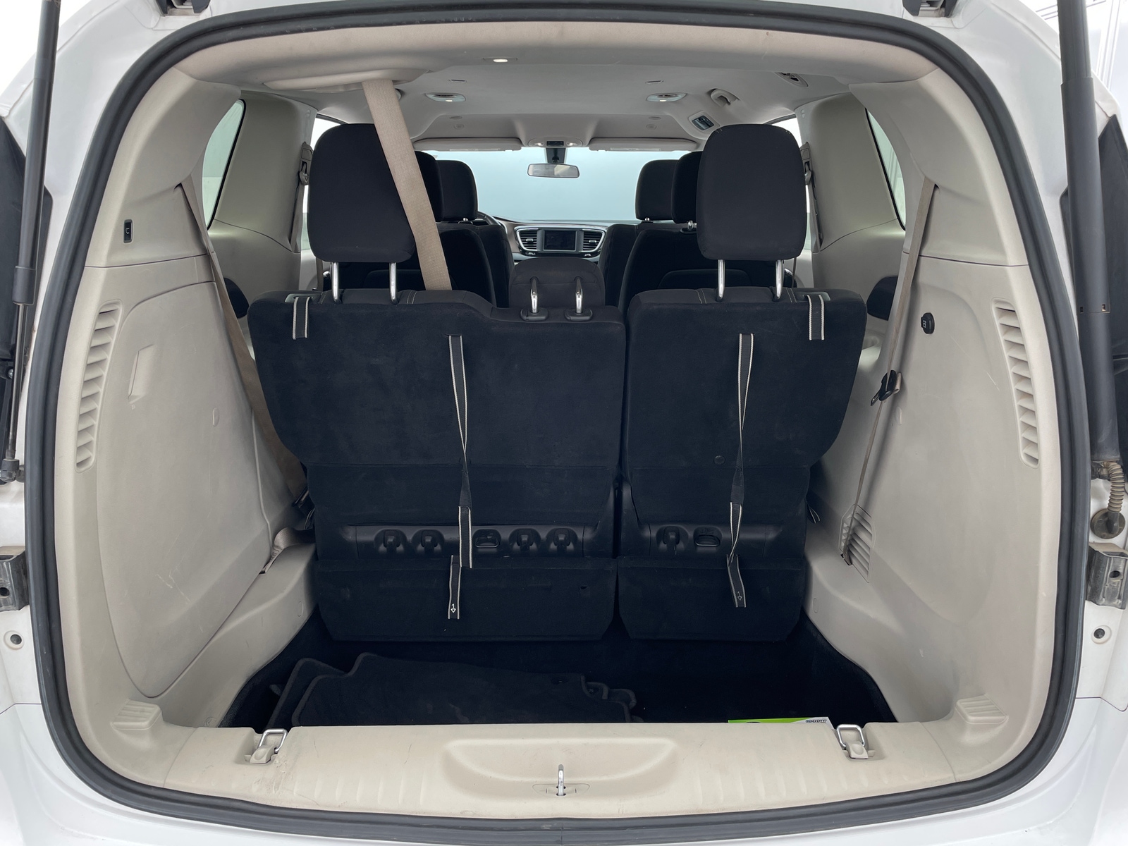 Thumbnail: 2022 Chrysler Voyager - 7