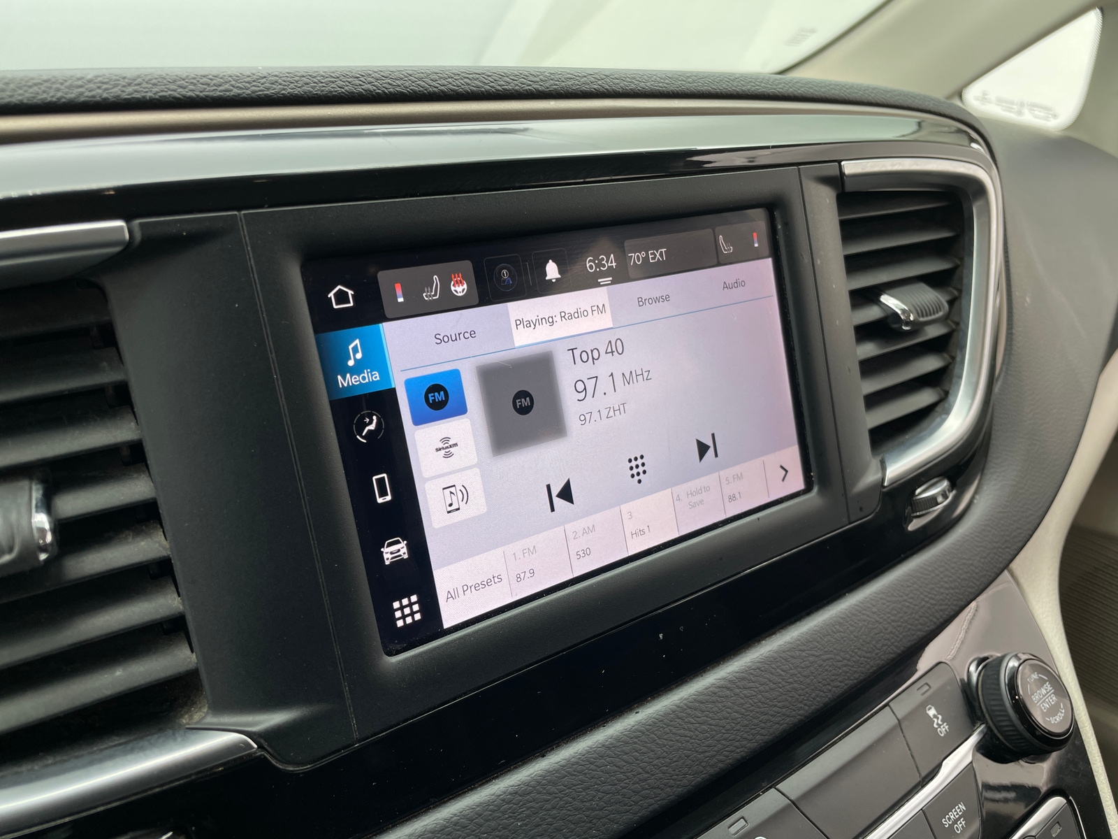 Thumbnail: 2022 Chrysler Voyager - 4