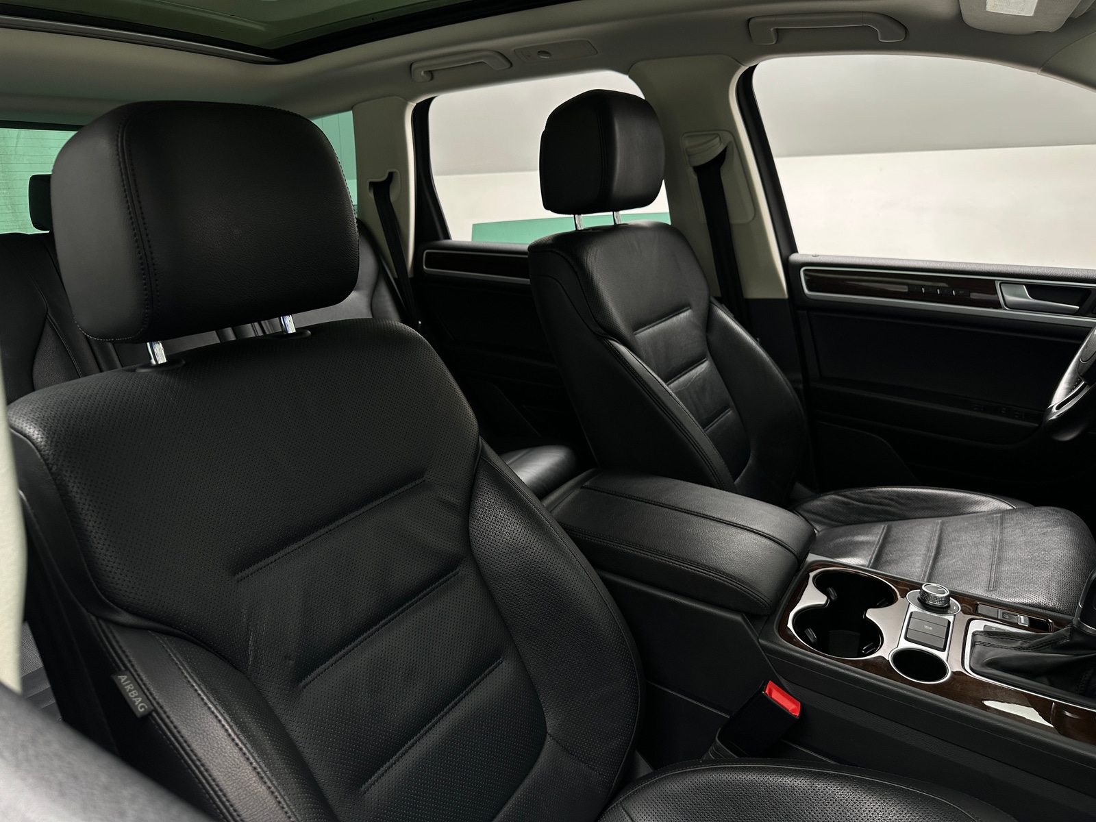 Thumbnail: 2016 Volkswagen Touareg - 2