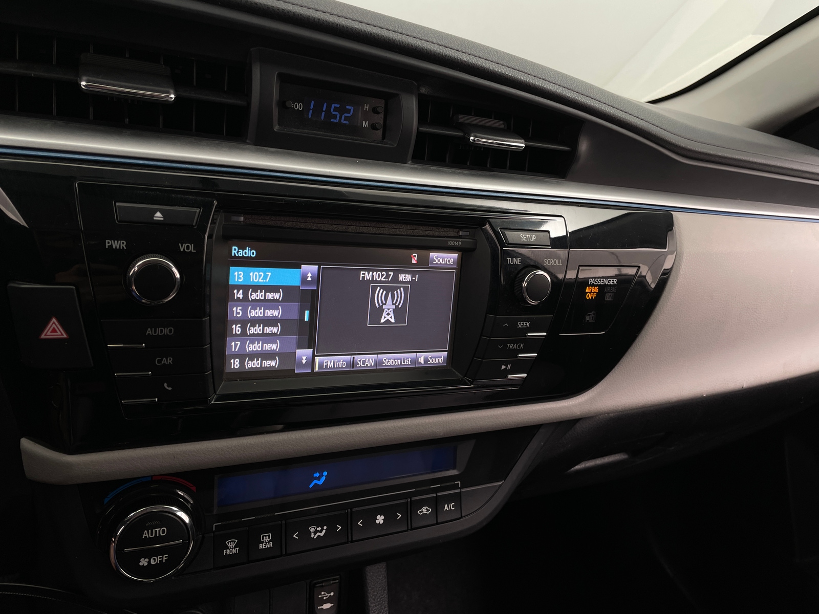 Thumbnail: 2015 Toyota Corolla - 4