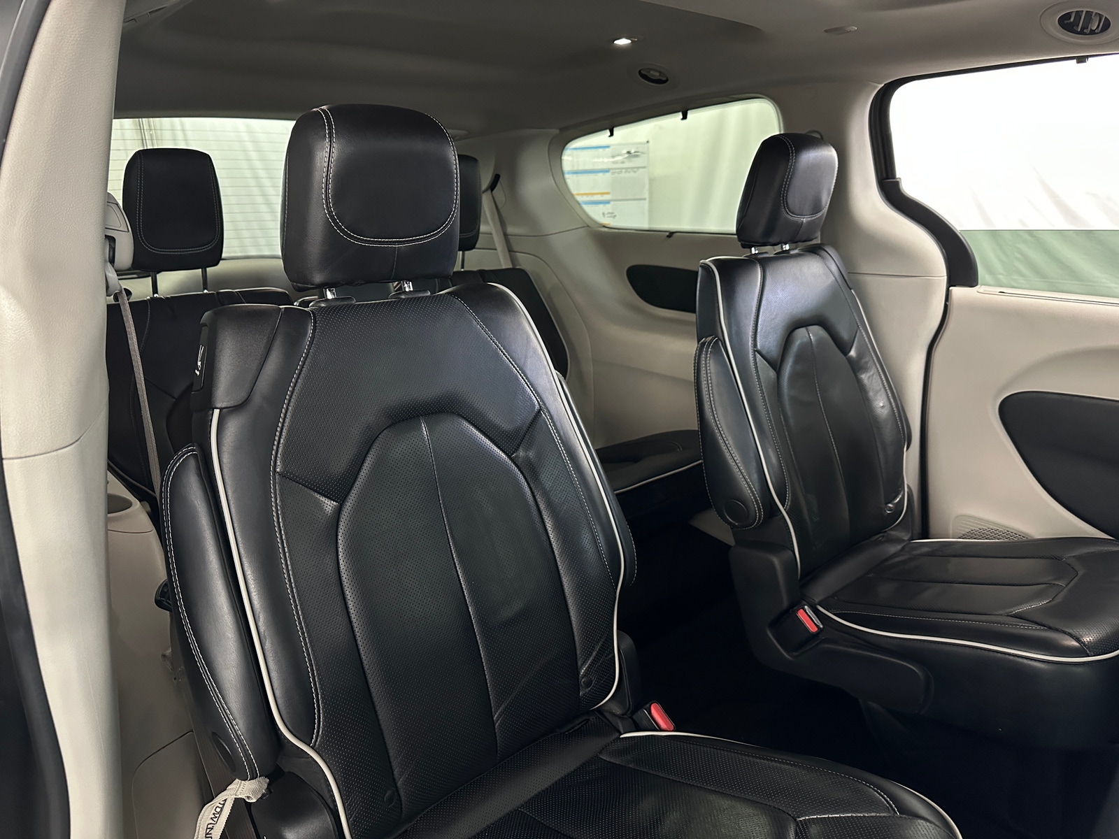 Thumbnail: 2022 Chrysler Pacifica - 5