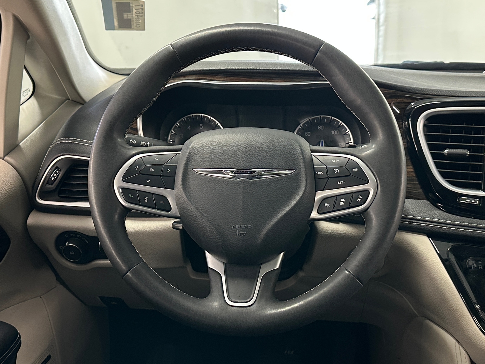 Thumbnail: 2022 Chrysler Pacifica - 4