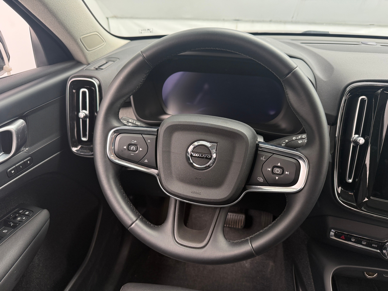 Thumbnail: 2026 Volvo XC40 - 4