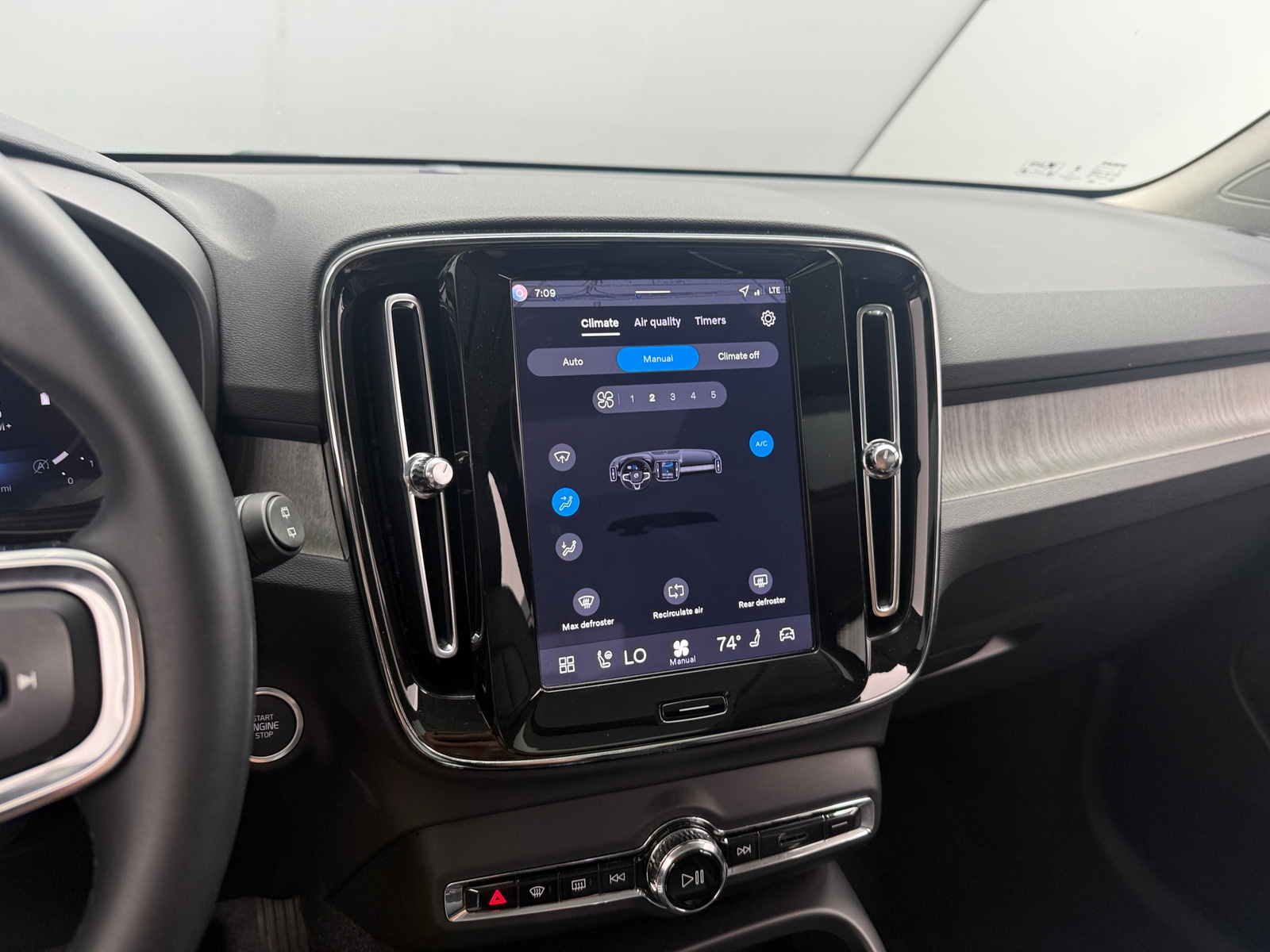 Thumbnail: 2026 Volvo XC40 - 3