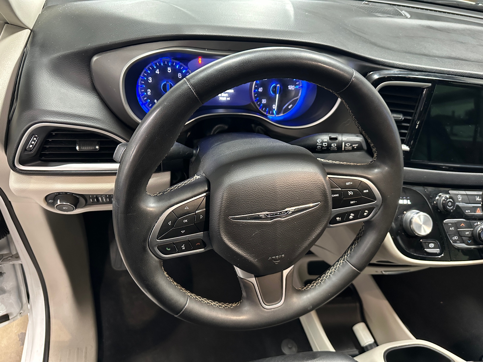 Thumbnail: 2022 Chrysler Pacifica - 4
