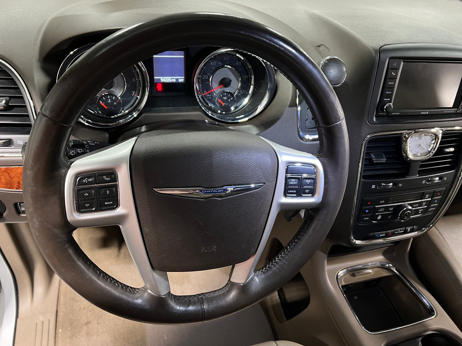 Thumbnail: 2015 Chrysler Town & Country - 4