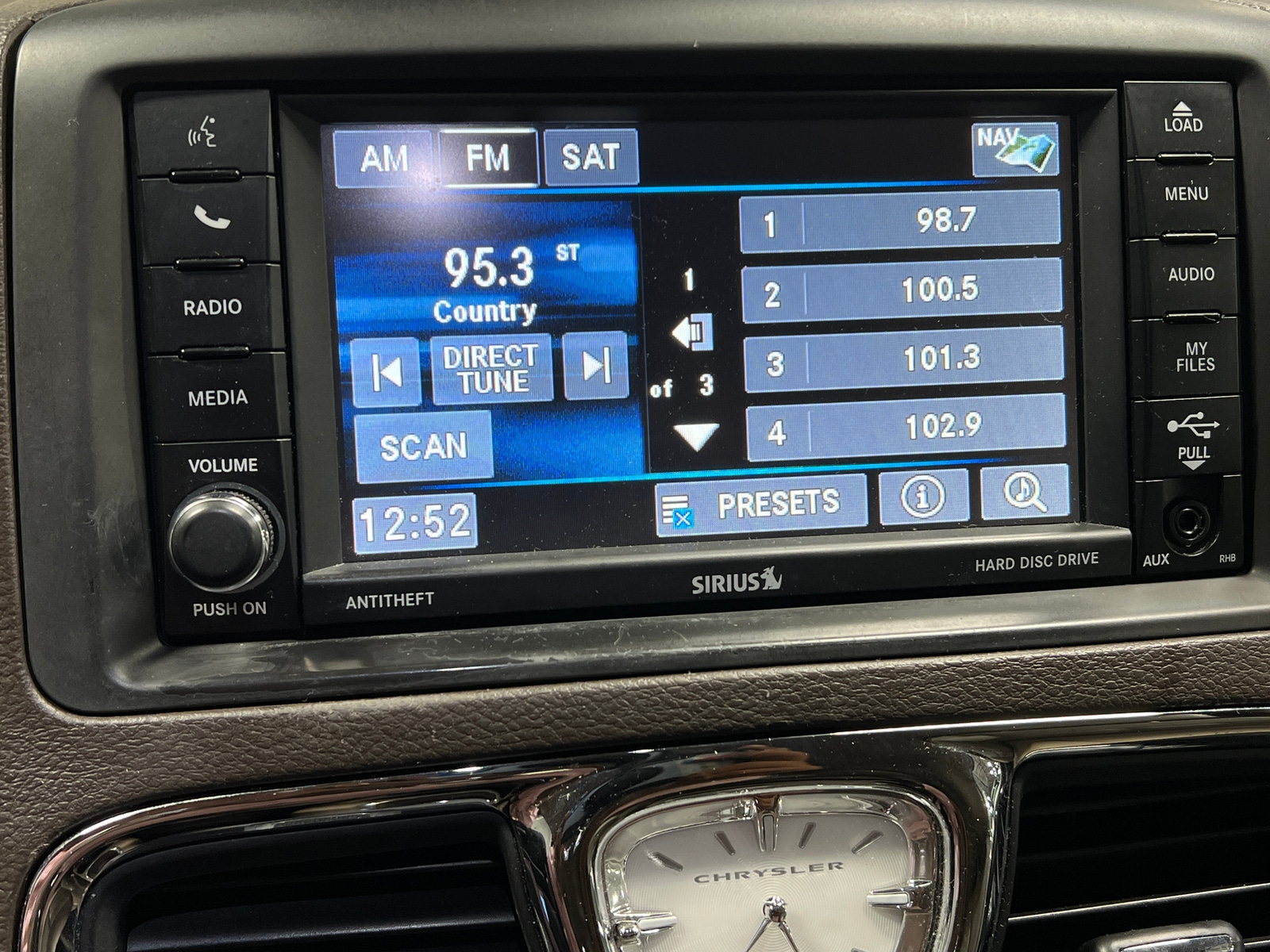 Thumbnail: 2015 Chrysler Town & Country - 3