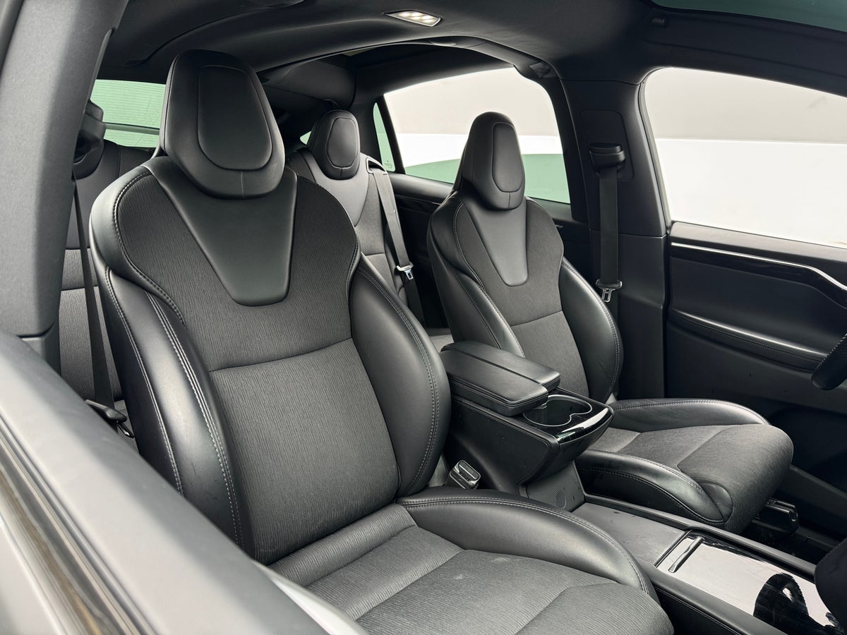 2018 Tesla Model X 75D in Deep Blue Metallic — photo 2