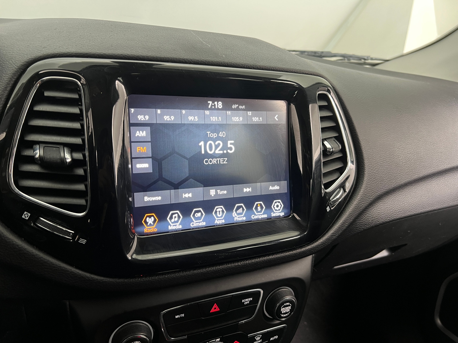 Thumbnail: 2018 Jeep Compass - 3